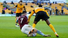 Астън Вила удари Вълцитге с дузпа в края