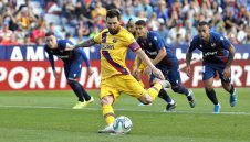 Меси настига Роналдо по дузпи