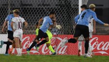 Меси вече диша прахта на Луис Суарес