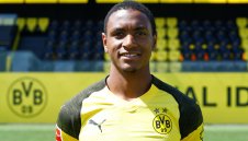 Защитник на Дортмунд пропищя от феновете на тима