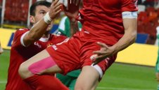 Любо Пенев затяга защитата с двама цесекари