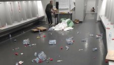 Десподов подсмърча и се оправдава за кочината в съблекалнята