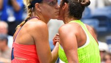 Кербер и Возняцки ще спорят за място на финала 