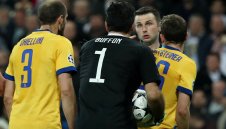 УЕФА осъди заплахите срещу рефера Майкъл Оливър