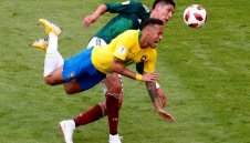 Хората се смеят на Неймар за симулациите му