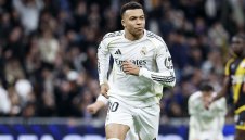 Фен на Атлетико научил Мбапе да шофира на 27 години