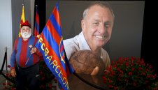 Над 44 хиляди души почетоха паметта на Кройф