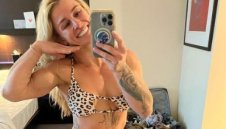 Секси звезда в ММА си татуира дупето + СНИМКИ