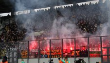 Лудост в Пловдив: Фенове на Локо и Ботев се млатят с камъни, пръти и колани