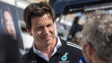 Войната между Мерцедес и Ред Бул се разгорещява