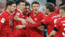 Играчи и шефове на Байерн си орязаха заплатите с 20%