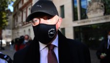 Борис Бекер пледира невинен за редица измами