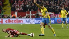 Дания остана в играта след гол в края