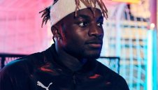 Цел на Милан и Дортмунд симулира болка, получи наказание от шефовете си