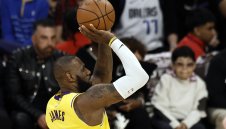 ЛеБрон очаква Лейкърс да тръгне нагоре след победата в дербито