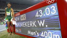 Южноафриканец строши световния рекорд на 400 метра по пътя към златото