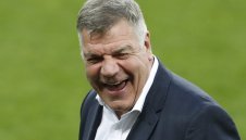 Подкупният Сам е изпратил картички до националите