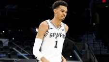 Легенди на Сан Антонио Спърс трогнаха Виктор Уембаняма 