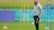 Тиери Анри съсипа от критики ВАР