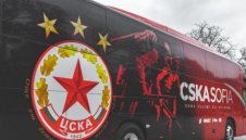 Новият автобус на ЦСКА се запали на стадиона в Коматево