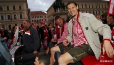 ОФИЦИАЛНО: Рибери и ван Буйтен преподписаха с Байерн