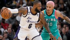 ЛеБрон се завърна, а Езерняците най-после биха като гости