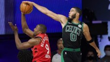 Бостън отнесе Торонто и поведе с 3-2 в серията