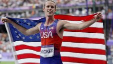 Олимпийски рекорд и злато за Коул Хокър в бягането на 1500 м 