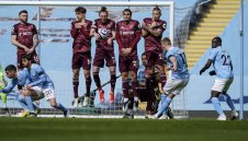 И съдията не помогна! 10 от Лийдс вцепениха Сити в Манчестър