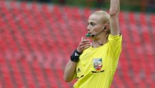 За историята: Жена ще свири мач от елита 