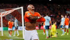 Холандия разби сърцата на Северна Ирландия с 3 гола за 15 минути в края