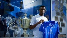 Скандално: Новият в Левски бил жена си. Тя отрича