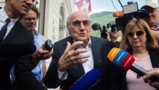 Блатер получи болки в гърдите от въпроси за корупция