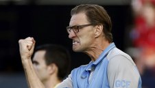 "Магарето" Адамс майтапи Кейн: Ще го "изям" с пура в уста