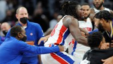 ЛеБрон разкървави съперник и едва не отнесе здрав пердах