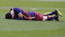 Меси счупил ръката на фенка? + ВИДЕО