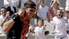 Циципас започна с победа в Париж 