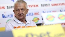 Фенове на Локо искат среща с Крушарски заради партньорите