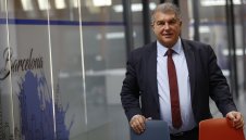 Лапорта иска да стяга Барса в средата