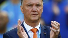 Луис ван Гаал накарал Манчестър Юнайтед да дари 1 милион за благотворителност