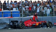 Сайнц се разби в Абу Даби, Макс с рискови изпреварвания