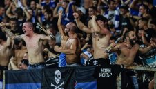 Фенове на Левски щурмуваха паметника на съветската армия