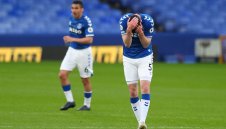 Евертън се прочу: падна от последния у дома