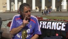 Фен №1: 70-годишен подкрепя Франция от трибуните на осми Мондиал