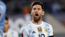 Меси получи фланелка с автограф от Папата 