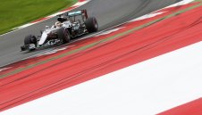 Люис взе лудата квалификация на „Ред Бул Ринг”