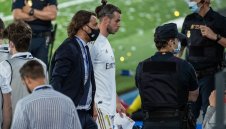 Скандал в Мадрид! Фенове нападнаха и замеряха колата на Гарет Бейл + ВИДЕО