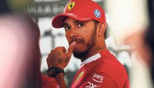 Хамилтън обеща битка до последно на тифозите на Ферари