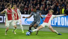 Де Йонг избрал Барса, но остава в Аякс до лятото