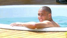 Заради жените? Берлускони взел Феномена напук на Капело